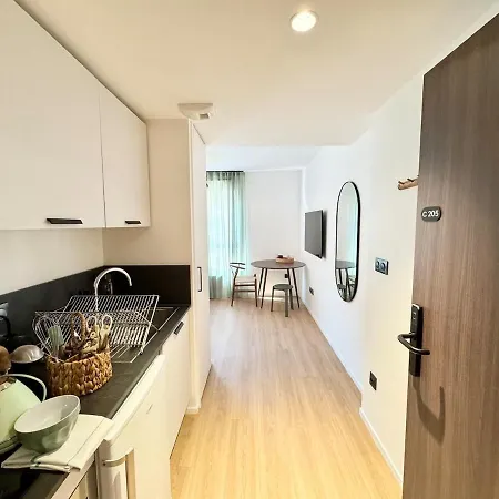 We Live Sharies - C205 アパート ランス